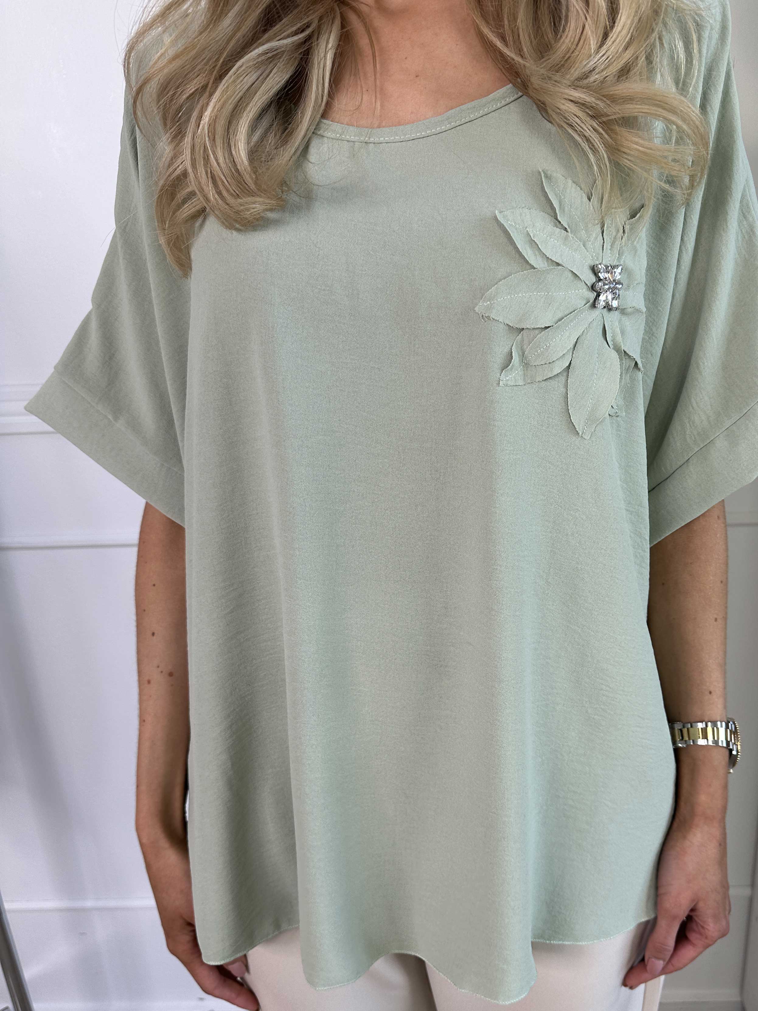 Tabisha - Sød let tunika med blomst og similisten på brystet